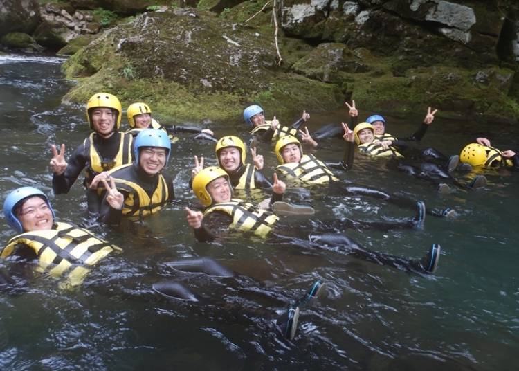 ▲救生衣、安全帽、溯溪鞋都具備浮力，即使在溪流或瀑布裡也能保持上浮（照片提供：FUN）