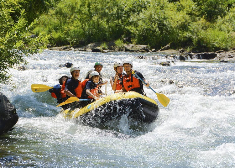 You can enjoy the rich nature of the near Niseko-Shakotan-Otaru Kaigan Quasi-National Park, as well as exciting water activities like rafting! Image source: PR Times