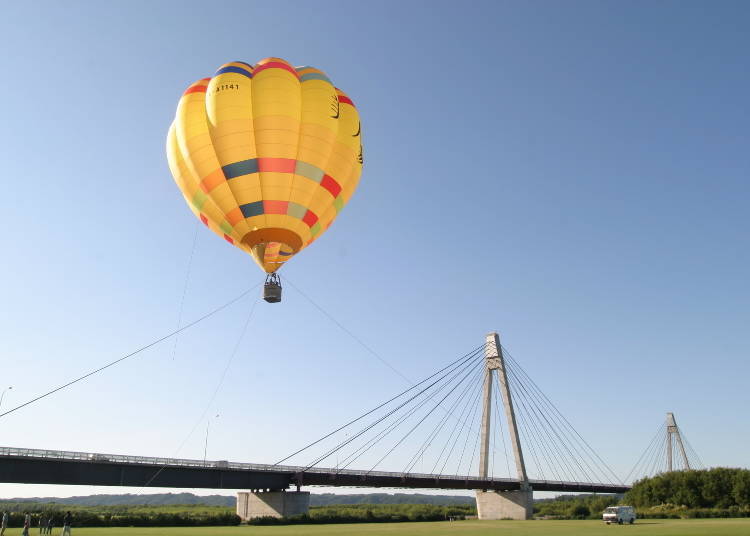 Enjoy a hot air balloon ride at Tokachigaoka Park.