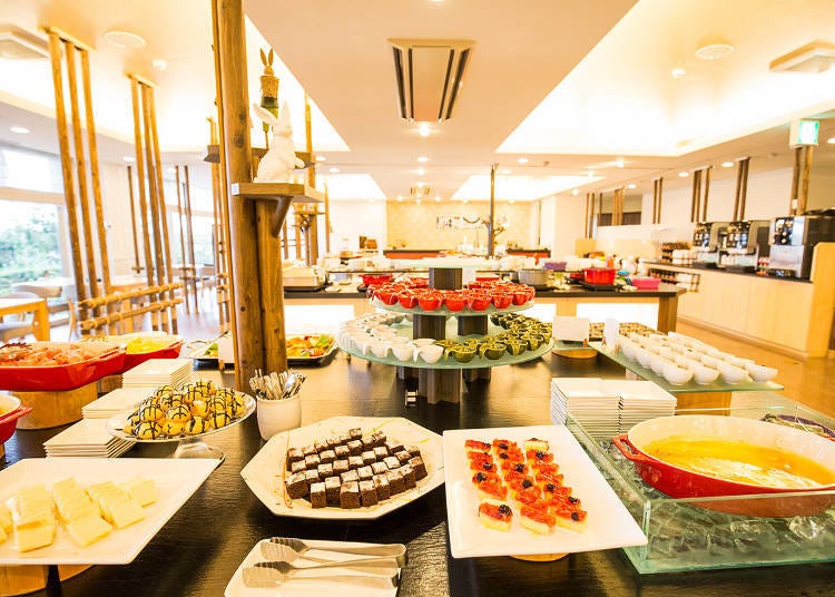 There are also lots of desserts to enjoy at the buffet (Photo: Kangetsuen)