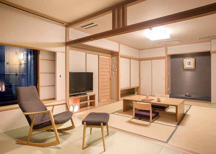 和室が2部屋と丸いバスタブの展望露天風呂がある、展望風呂付特別室の「風月」（写真提供: 十勝川温泉 観月苑）