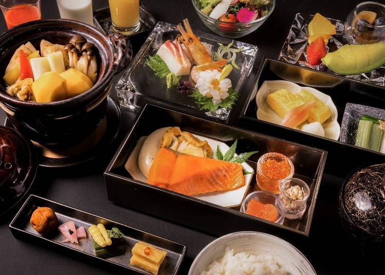 品項眾多且色彩豐富的日式早餐（圖片提供：十勝川泥炭溫泉 清寂房）