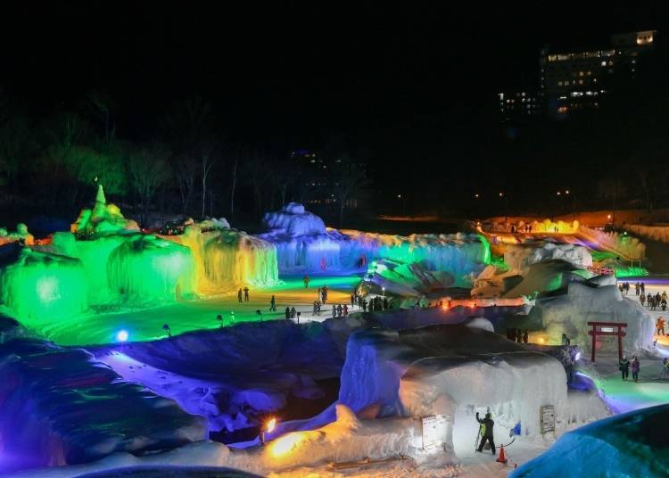 소운쿄 빙폭 축제를 아름답게 수놓은 야간 일루미네이션(이미지: PIXTA)