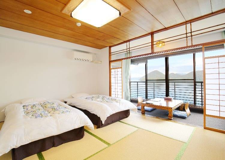 A Japanese-style tatami room (Photo: Toya Onsen Hotel Hanabi)
