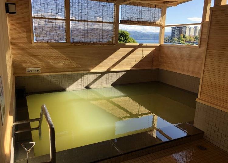 Free-flowing natural hot spring open-air bath (Photo: Toya Onsen Hotel Hanabi)