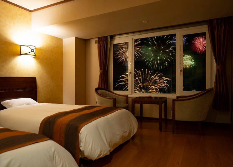 Watch the nighttime fireworks from the central building Lake View Twin Room! (Photo: Manseikaku)