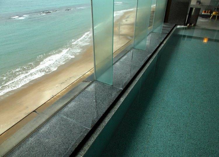 Large public bath overlooking the sea (Photo: Toho Resort Co., Ltd.)