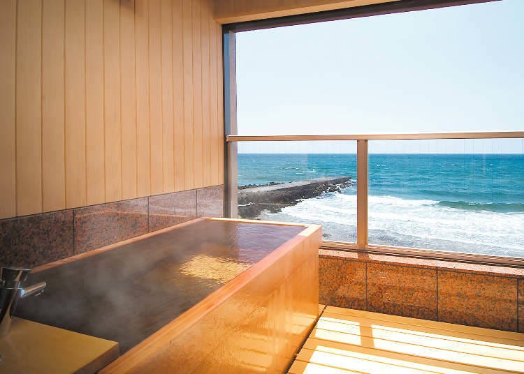 A guest room open-air bath accompanied by the relaxing sound of waves (Photo: Toho Resort Co., Ltd.)