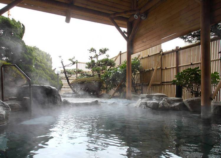Open-air bath overlooking the Japanese garden (Photo: Toho Resort Co., Ltd.)