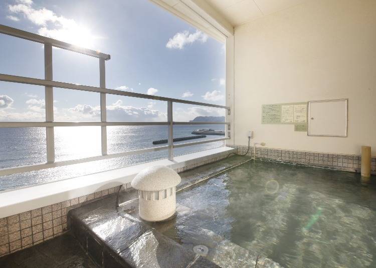 A view of the Tsugaru Strait from the guest room open-air bath (Photo: Yunokawa Prince Hotel Nagisatei)