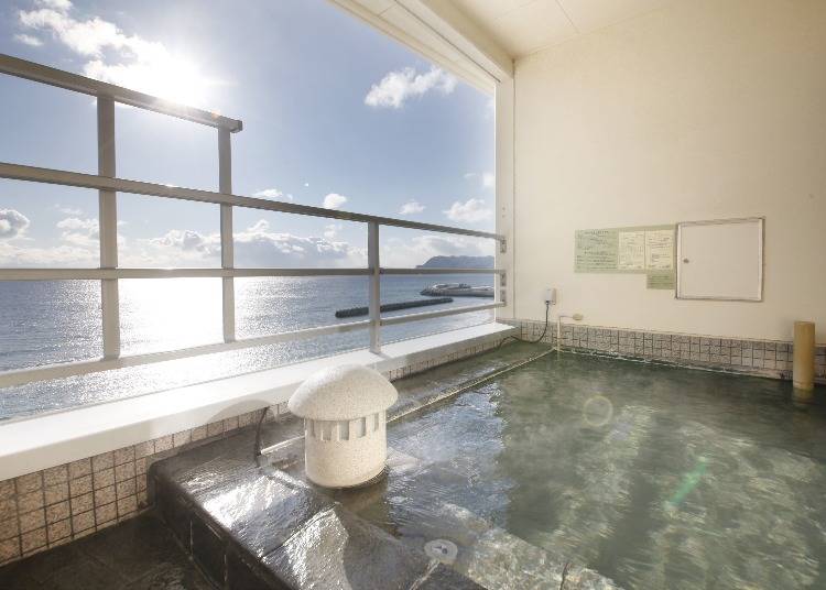 客室露天風呂から津軽海峡を臨む（写真提供：湯の川プリンスホテル渚亭）
