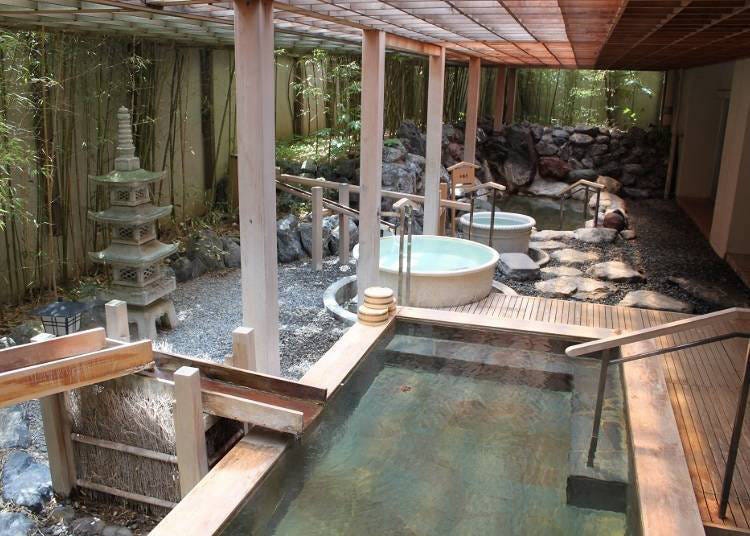 泡在名湯裡眺望呈現四季變化的日本庭院（照片提供：花菱酒店）