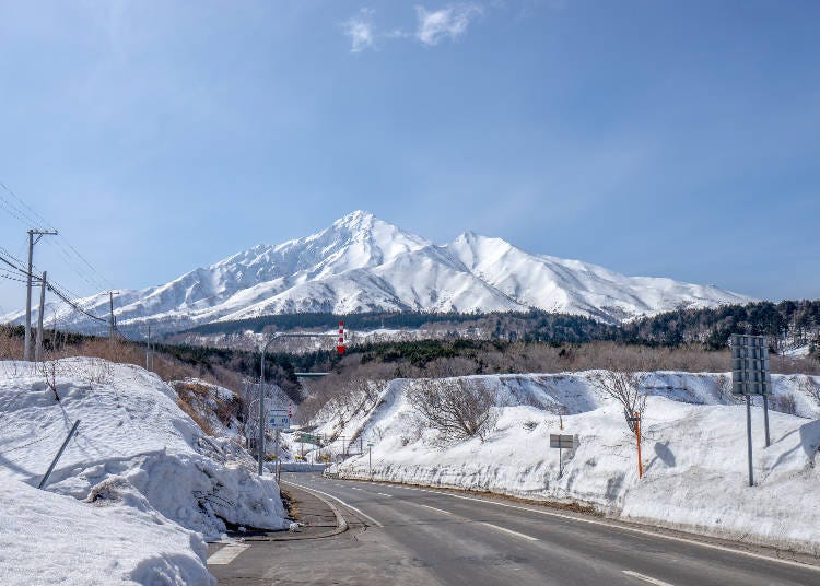 The Mountain Depicted on the Packaging of Shiroi Koibito is Mount Rishiri (Photo: PIXTA)