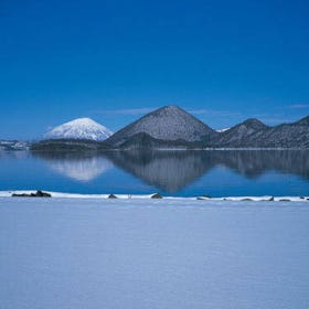 [蔚蓝湖水與白雪对比超美] 洞爺湖
