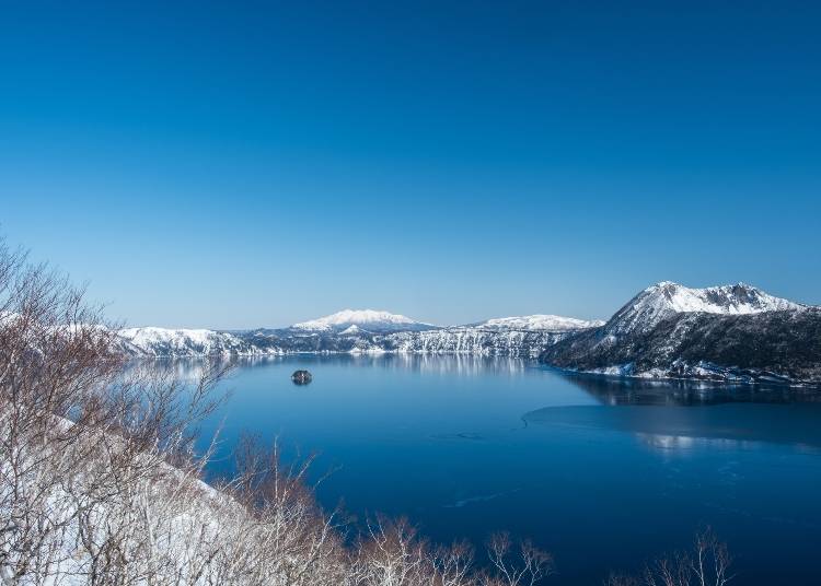 被白雪環繞的摩周湖　圖片來源：PIXTA