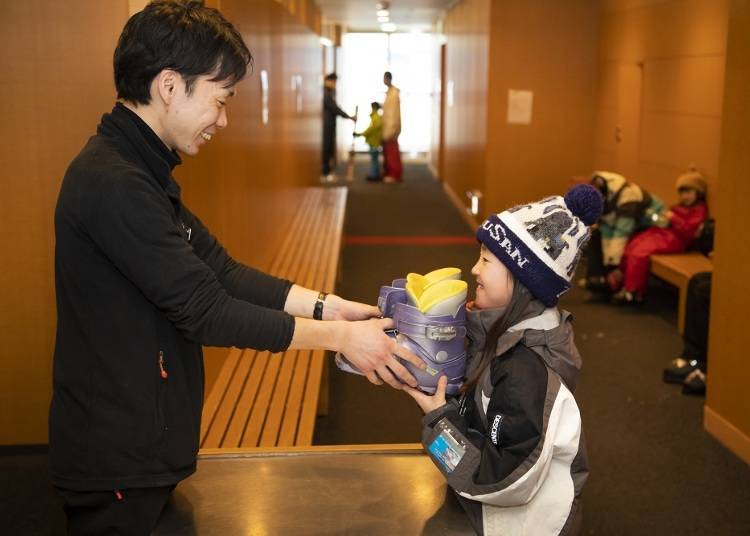 ▲提供單板、雙板滑雪板、雪鞋等用品的出租，就算沒有各種滑雪道具也不用擔心（照片提供：Hilton Niseko Village）