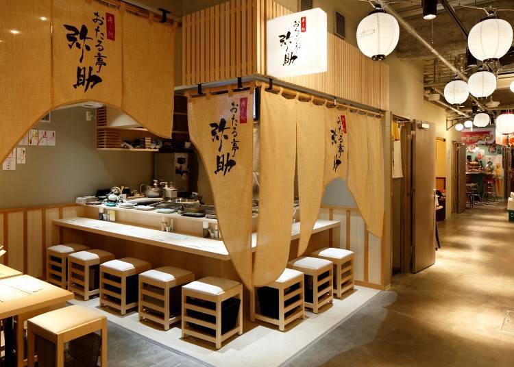 The facility is lined with little shops, making it easy to walk around as you enjoy food and drinks. (Photo: Machi Seikatsushitsu)