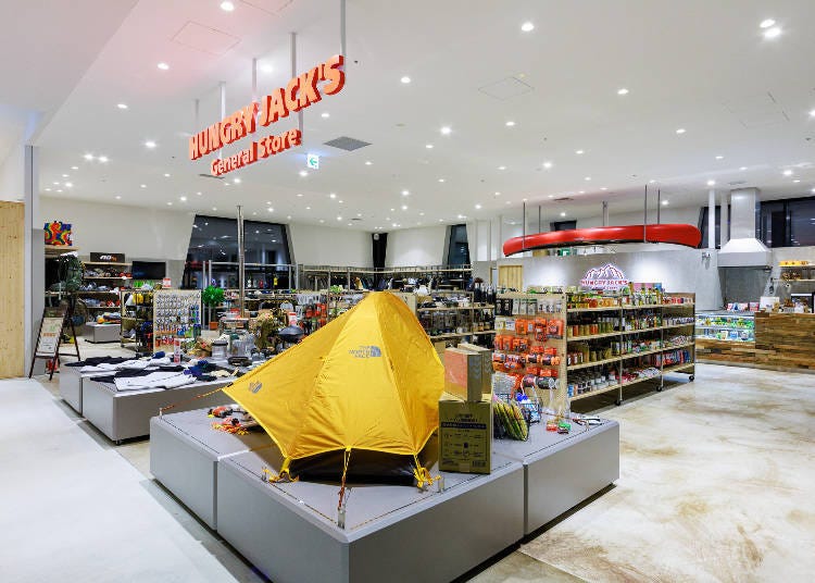 ▲3층에 있는 ‘HUNGRY JACK'S General Store(헝그리 잭스 제너럴 스토어)’. 아웃도어파들을 위한 편리한 아이템과 식품을 판매한다.(사진제공: IKEUCHI GROUP)