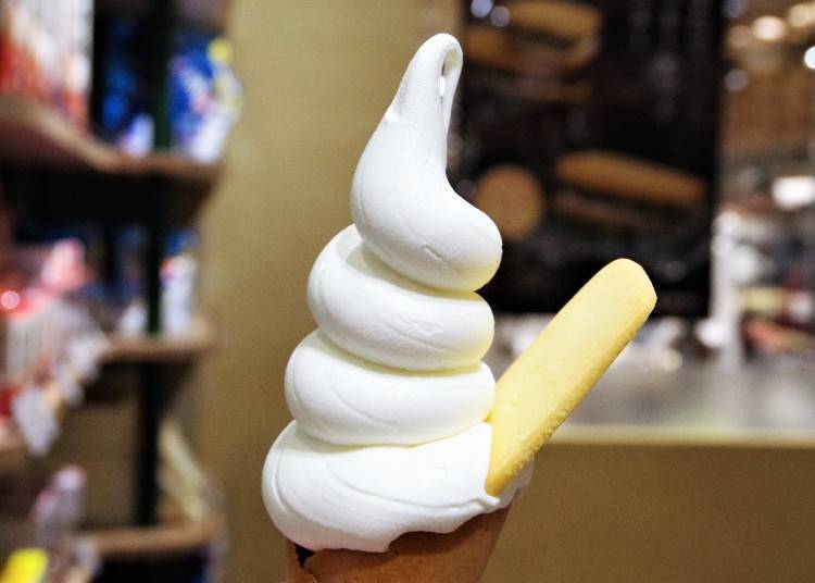 ▲放牧酪農牛奶霜淇淋（放牧酪農ミルクソフト）插著一片北海道牛奶餅乾
