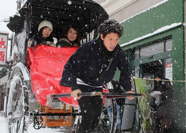 The shafu (rickshaw driver) powerfully trudges through the snow (Photo courtesy of Ebisuya Otaru)