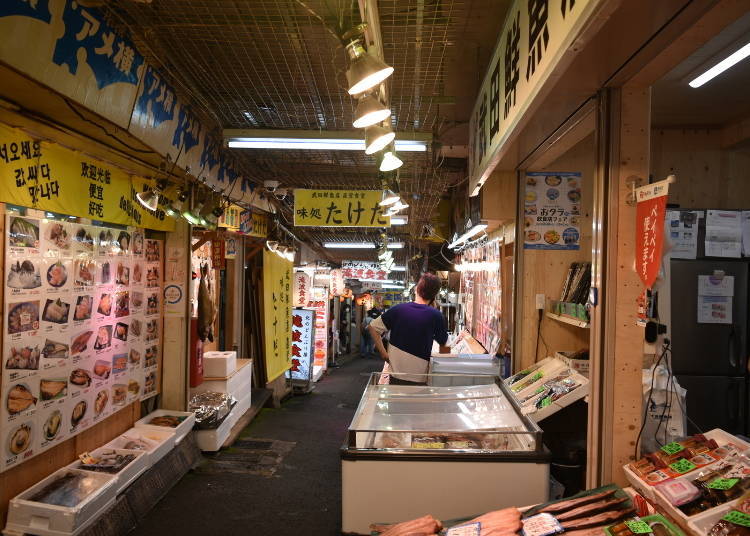 The bustling market is fun just to watch! (Photo: Masakazu Yoshida)