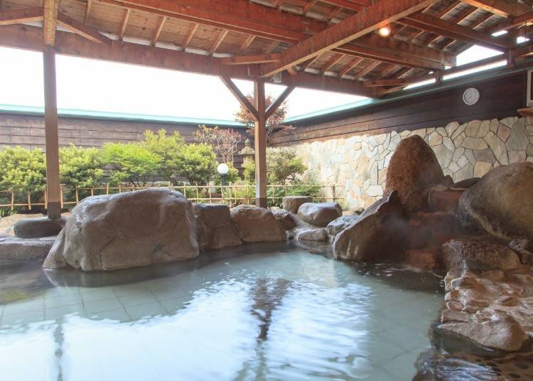Soaking in the springs surrounded by the great outdoors is an exceptional experience! (Photo: Yunohana Asari)
