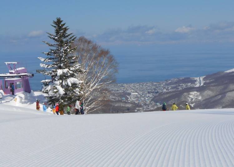 The snow and the scenery are top-notch! (Photo: Asarigawa Onsen Ski Resort)