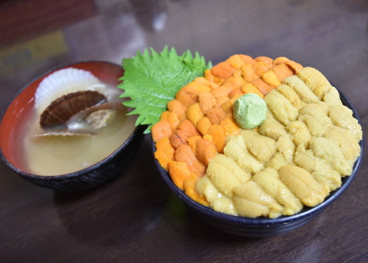 두 종류의 성게를 아낌없이 올려 그 맛을 비교할 수 있는 덮밥(사진 제공: 요시다 마사카즈)