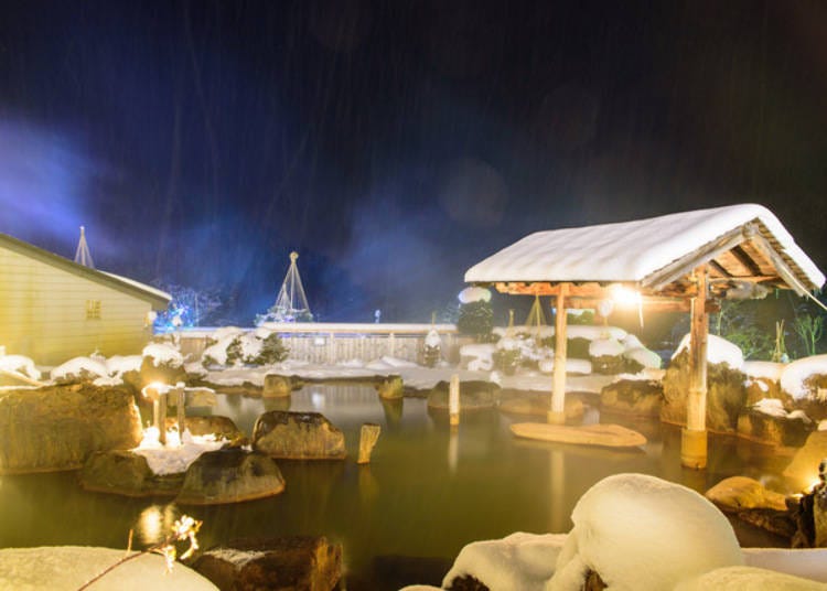 The open-air hot spring, surrounded by snow, is so huge that it can accommodate up to 200 people at once.