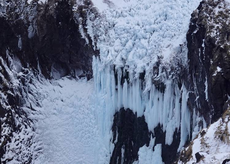 冬季時的Furepe瀑布會結冰成冰瀑｜照片由LAN《It’s Hokkaido 北海道・道東生活》所提供