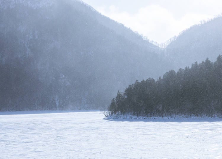 Morning views over Lake Shikaribetsu in winter