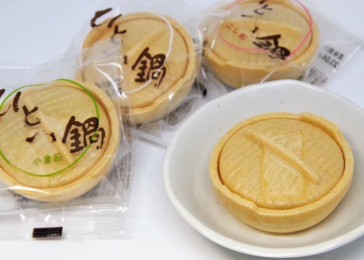 From the front left: Ogura-an, Shiro-an, and Koshi-an. The unwrapped treat in the lower right is Ogura-an.