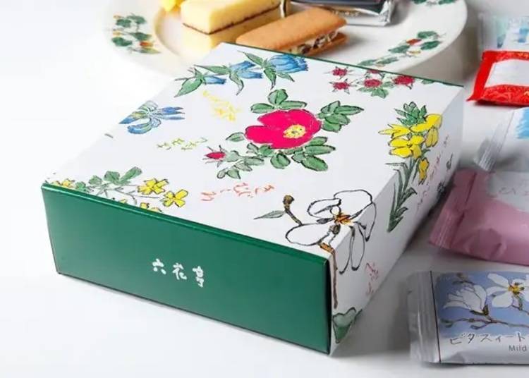 ▲六花亭は花柄の包装紙が有名。日本の有名な画家、坂本直行（さかもとなおゆき）が描いた北海道の山野草です