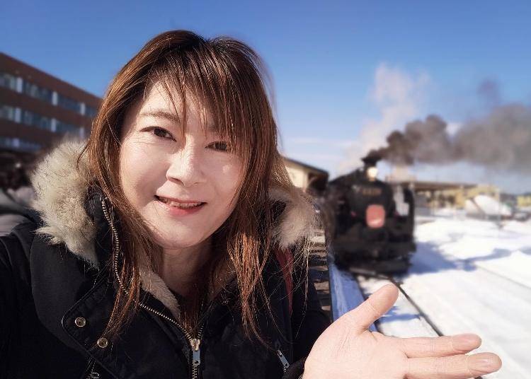 ▲SL관광열차 ‘겨울의 습원호’를 취재 중인 가와시마 씨