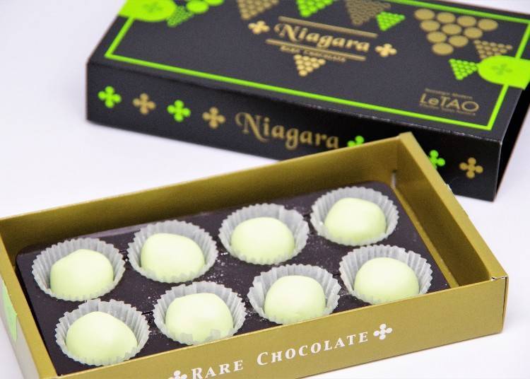 Each box contains eight pieces. The delightful aroma of the Niagara chocolates waft right out from the moment you open it!