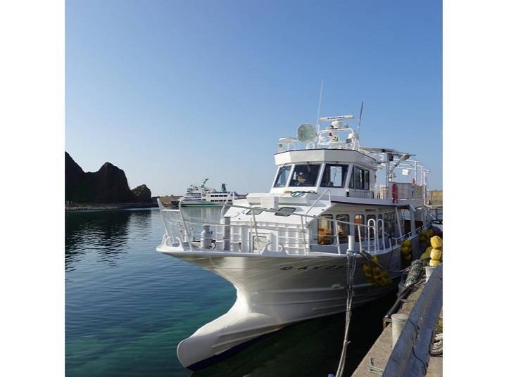 Small sightseeing boat (Photo courtesy of Lan "It's Hokkaido - Doto Life")