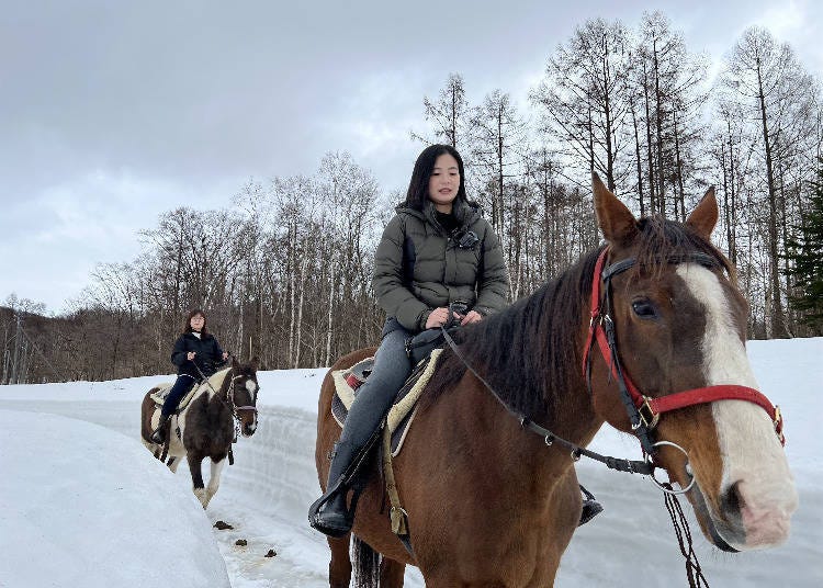 ①白銀の世界を馬と楽しむ、雪中乗馬体験