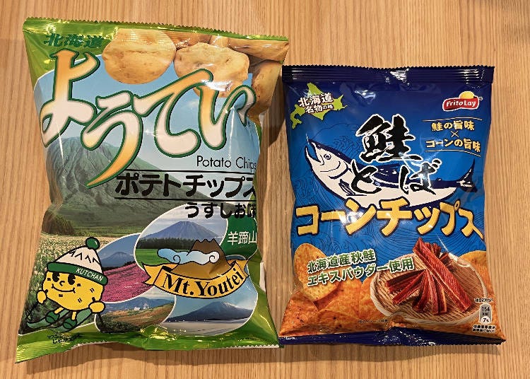 左：Yotei 洋芋片（ようていポテトチップス）／右：Japan Frito-lay 鮭冬葉炸玉米片（ジャパンフリトレー　鮭とばコーンチップス）