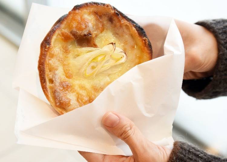 ROYCE' Town Pizza: Milk Potato & Tobetsu Pork (756 yen)