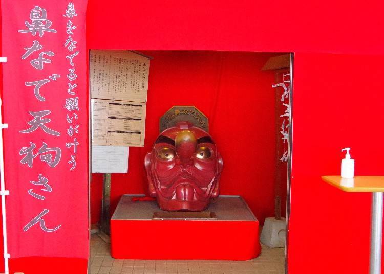 There's also a giant Tengu statue known as "Hananade Tengu-san."