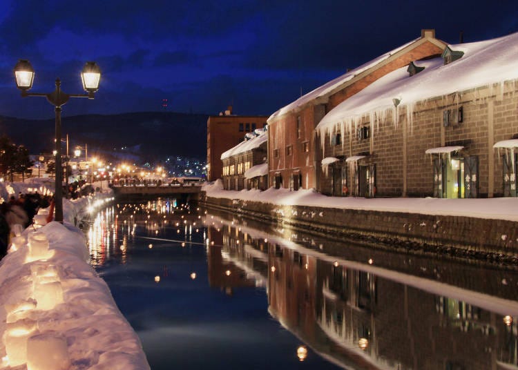 During the Otaru Snow Light Path Festival, countless candles light up the streets, creating a particularly fantastic atmosphere.
