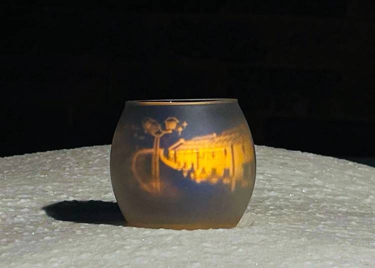 Light the candle and watch the beautiful Otaru scenery come to life!