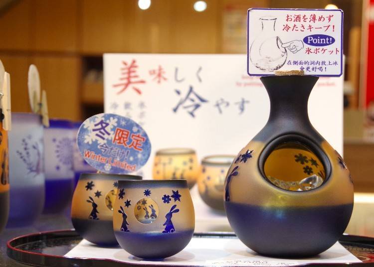 The Tsukimi Usagi Sake Cup Set includes Yurayura sake cups (the two on the left) and a cold sake bottle (right) for 13,900 yen.