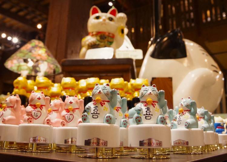 The music box featuring a beckoning cat design is not only adorable but highly popular