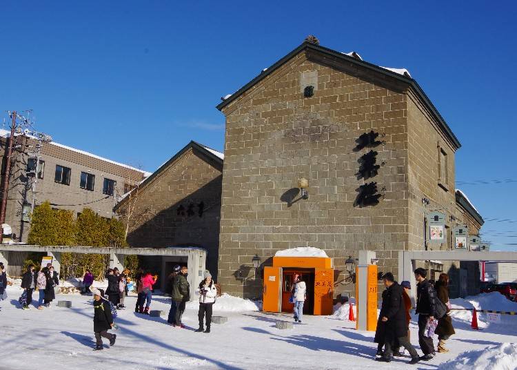 ▲北菓楼　小樽本館は古い石造の倉庫を改装して再利用した建物で趣あり