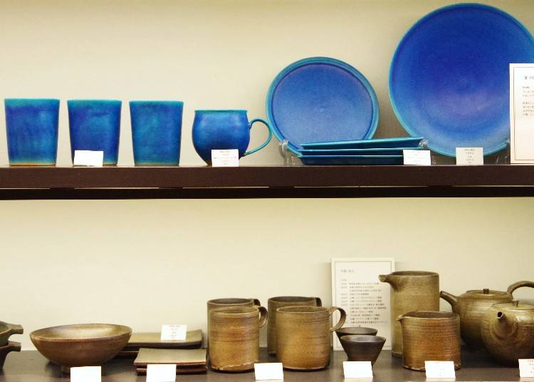 ▲小樽近郊の積丹の海をイメージした陶磁器（写真上）の数々。色合いが外国人観光客に好評な売れ筋商品