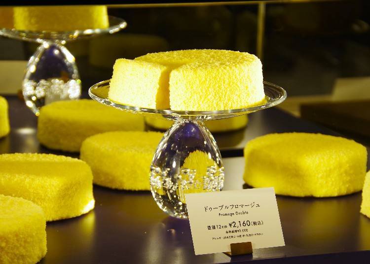 ▲레어 치즈와 베이크드 치즈의 2가지 층으로 구성된 치즈 케이크 '두브레 프로마쥬'(2,160엔)