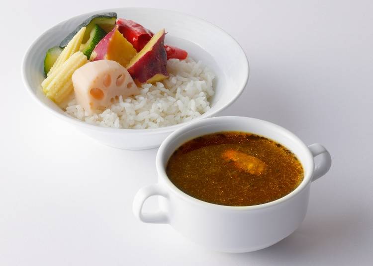 ▲蒸し野菜をトッピングしたスープカレーのイメージ