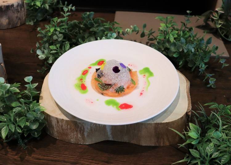 ▲主廚菜單一例「厚岸產帝王鮭冷盤與prelia mini farm產蔬菜」