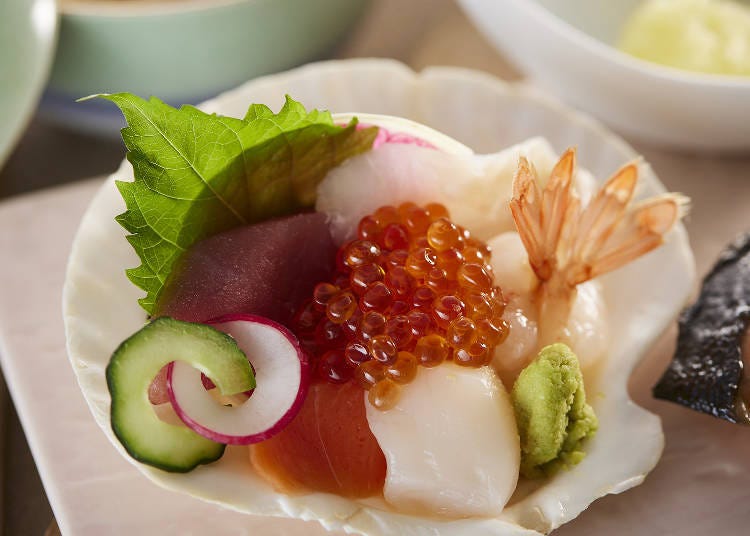 ▲套餐的其中一道料理「生魚片拼盤（刺身盛り合わせ）」，直接吃或者做成海鮮蓋飯風都好吃